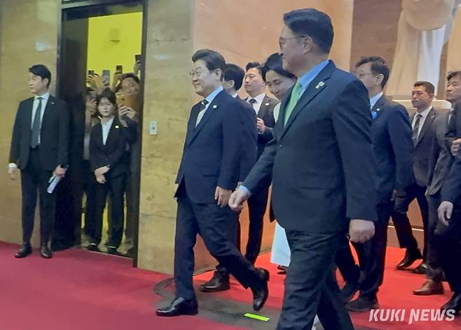 이재명 대통령이 4일 오전 부인 김혜경여사, 우원식 국회의장과 함께 국회의장실로 이동하고 있다. 송금종 기자