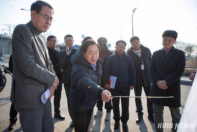 주광덕 남양주시장이 지난해 1월 강희업(왼쪽 첫번째) 국토교통부 대도시권광역교통위원장에게 미금로 병목구간 확장공사의 필요성을 설명하고 있다. 남양주시 제공