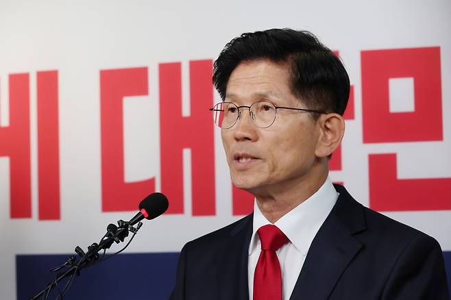 김문수 국민의힘 대선 후보가 4일 서울 여의도 당사에서 기자회견을 열고 입장을 밝히고 있다. 연합뉴스