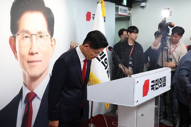 김문수 국민의힘 대선 후보가 4일 서울 여의도 당사에서 기자회견을 열고 인사하고 있다. 공동취재사진