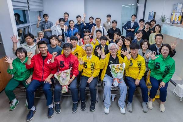 ▲지난 3일 오후 8시 서울 구로구에 위치한 민주노동당 중앙당사에서 21대 대선 개표방송을 시청하는 권영국 후보. 사진=민주노동당 홈페이지.