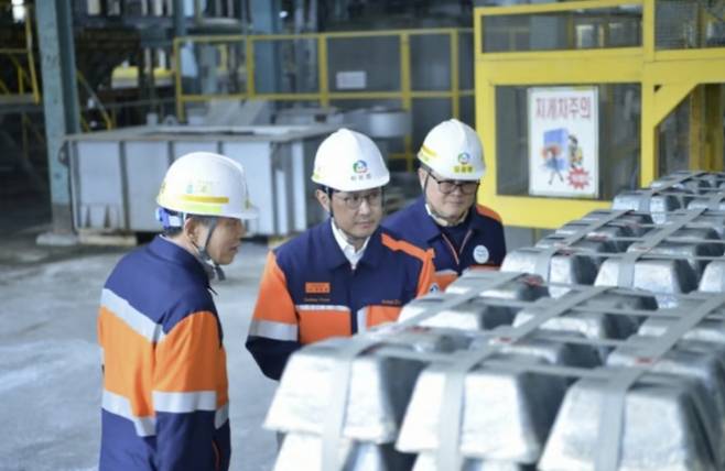 고려아연 최윤범 회장(가운데)이 온산제련소를 방문해 제품 생산 현장을 둘러보고 있다.