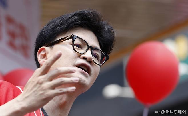 (광주=뉴스1) 김태성 기자 = 한동훈 국민의힘 전 대표가 제21대 대통령 선거 사전투표 첫날인 29일 광주 동구 충장로 우체국앞에서 국민의힘 지지를 호소하고 있다. 2025.5.29/뉴스1 Copyright (C) 뉴스1. All rights reserved. 무단 전재 및 재배포, AI학습 이용 금지. /사진=(광주=뉴스1) 김태성 기자