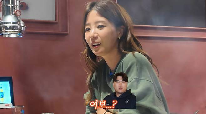 스포츠 아나운서 출신 배지현(38)이 야구선수인 남편 류현진과 다시 태어나도 결혼할 것이라면서도 그와의 결혼 생활에서 느낀 아쉬움을 전했다./사진=유튜브 채널 '배지현 BaeJihyun' 영상