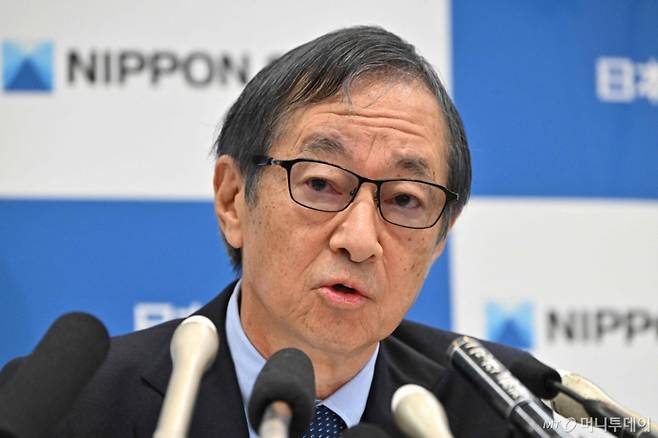 하시모토 에이지 일본제철 회장이 지난 1월 7일 (현지시간) 도쿄에서 기자회견을 갖고 “조 바이든 미국 대통령의 US스틸 인수 불허는 바이든 대통령의 위법한 정치 개입으로 심사가 적절하지 않았으므로 수용할 수 없다"고 밝히고 있다. 도널드 트럼프 대통령은 이후 바이든 전 정부의 방침에서 선회해 일본제철의 US스틸 인수를 승인해줬다./AFPBBNews=뉴스1