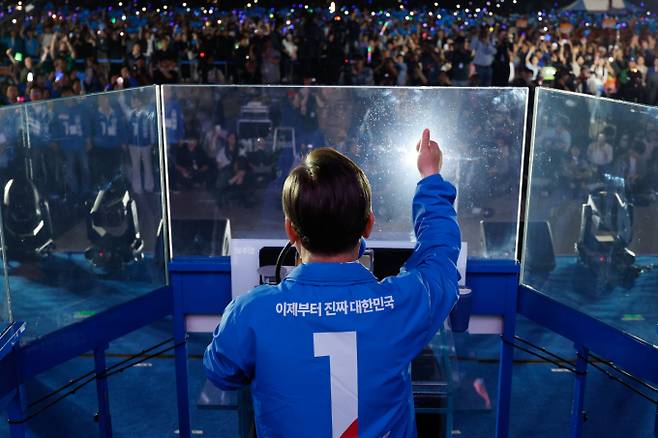 이 당선인은 내란을 극복한 토대 위에서 '모두의 대통령'이 되겠다고 다짐하고 있다. 사진은 이재명 더불어민주당 대선후보가 2일 오후 서울 영등포구 여의도공원 문화의마당에서 열린 집중유세에서 지지를 호소하고 있는 모습. /사진=뉴시스