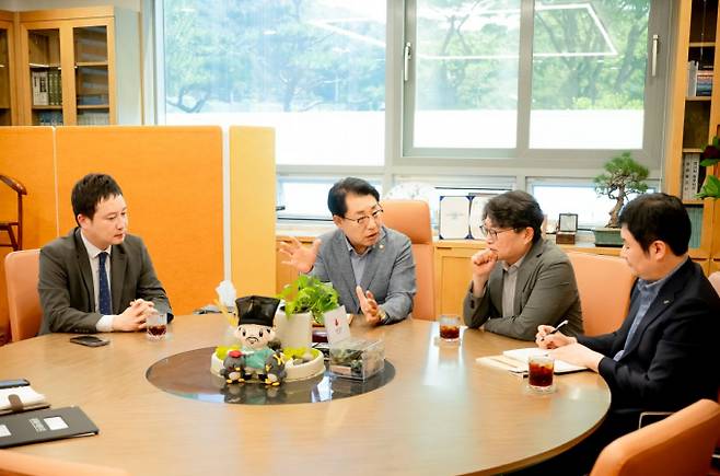 남양주시의회 조성대 의장(왼쪽서 두번째)이 박대순 LH 남양주사업본부장(왼쪽 세번째) 등과 '왕숙신도시' 현안 사항에 대해 논의하고 있다./사진제공=남양주시의회