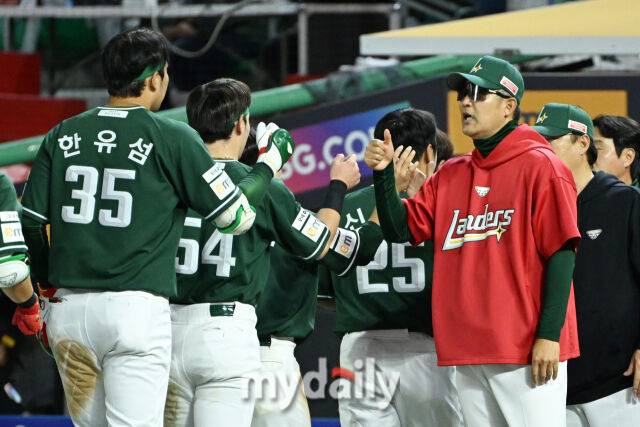 24일 인천 SSG랜더스필드에서 열린 '2025 신한 SOL BANK KBO리그' LG 트윈스와 SSG랜더스 경기. SSG 이숭용 감독이 9회말 끝내기 안타를 친 한유섬에게 엄지를 들어보이고 있다. 경기는 SSG가 5-4로 LG에 승리했다./마이데일리