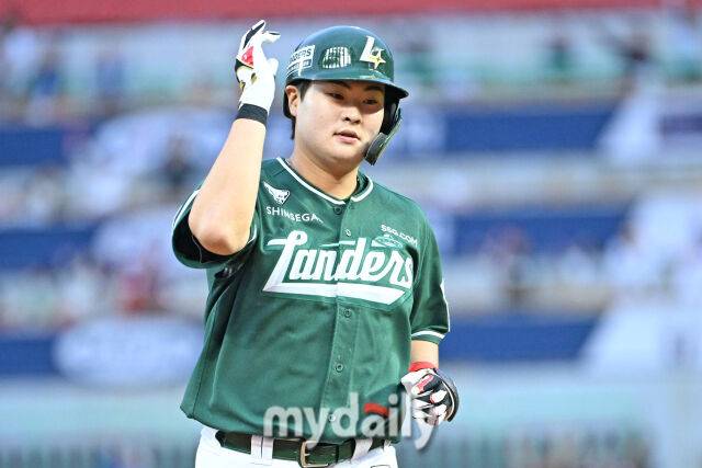 24일 인천 SSG랜더스필드에서 열린 '2025 신한 SOL BANK KBO리그' LG 트윈스와 SSG랜더스 경기. SSG 고명준이 6회말 첫 타자로 나와 역전 솔로포를 친 뒤 그라운드를 돌고 있다./마이데일리