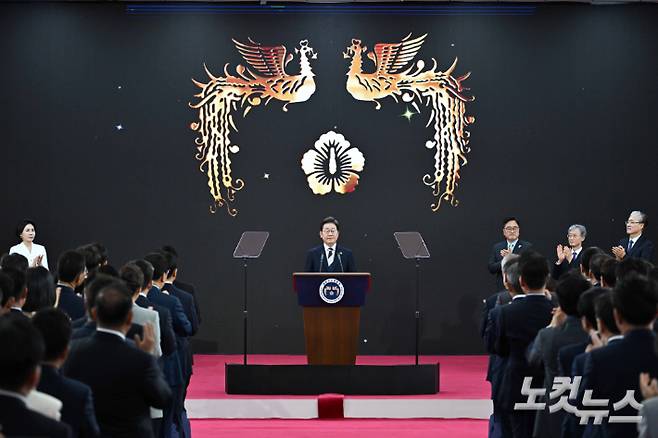 이재명 제21대 신임 대통령이 4일 서울 여의도 국회 로텐더홀에서 취임선서를 하고 있다. 윤창원 기자