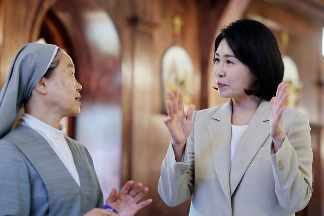 소록도 수녀들과 이야기 나누는 김혜경 여사. 연합뉴스