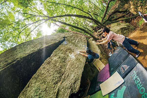 행사 참가자들이 모락산 계원예대 볼더지역 대표바위 크롱볼더를 등반하고 있다. 사진제공 참가자 이다선