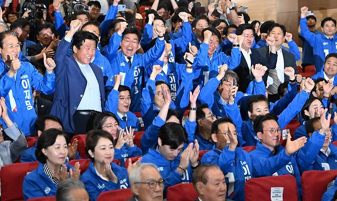 김민석 더불어민주당 상임 공동선거대책위원장을 비롯한 의원들이 3일 서울 여의도 국회 의원회관에 마련된 제21대 대통령선거 개표상황실에서 방송사 출구조사 결과를 보며 환호하고 있다. 공동취재사진