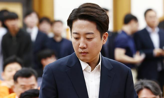 이준석 개혁신당 대통령 후보가 3일 서울 여의도 국회 의원회관에 마련된 제21대 대통령선거 개표상황실에서 입장을 밝히기 위해 들어서고 있다. 뉴스1