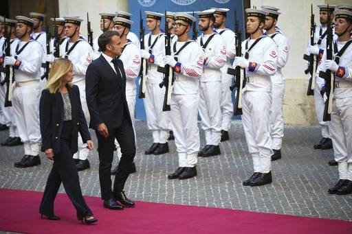 3일(현지시간) 이탈리아 로마를 방문한 에마뉘엘 마크롱 프랑스 대통령(오른쪽)이 조르자 멜로니 이탈리아 총리의 안내로 이탈리아군 의장대를 사열하고 있다. AP연합뉴스