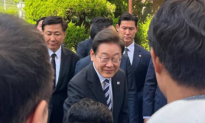 4일 이재명 대통령이 사저 앞에 모인 지지자들과 인사를 나누고 있다. 최경림 기자