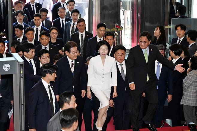 이재명 대통령과 김혜경 여사, 우원식 국회의장이 4일 오전 서울 여의도 국회에서 열린 제21대 대통령 취임선서식에 참석하고 있다. 국회사진기자단