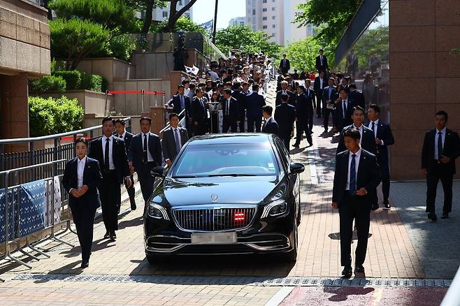 이재명 대통령이 4일 인천 계양구 사저에서 차량에 탑승해 이동하고 있다. 대통령실통신사진기자단
