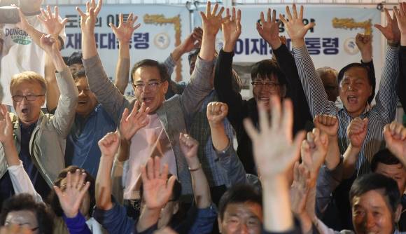 ‘도촌리에서 용났네’…환호하는 이재명 후보 고향 주민들 - 3일 이재명 더불어민주당 대선 후보의 고향인 경북 안동시 예안면 도촌리의 경로당 창고에서 마을 주민들이 제21대 대통령 선거 출구조사 결과를 확인하고 환호하고 있다. 2025.6.3. 연합뉴스