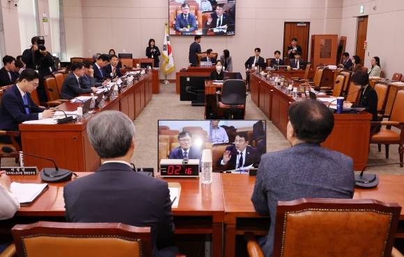 지난달 14일 국회에서 열린 법제사법위원회의 조희대 대법원장 등 사법부의 대선개입 의혹 진상규명 청문회가 국민의힘 의원들의 불참속에 진행되고 있다. 연합뉴스