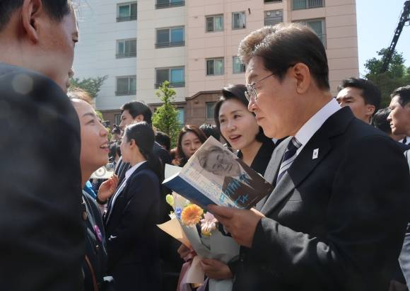 이재명 대통령, 자서전에 서명 - 이재명 대통령이 4일 인천 계양구 사저를 출발할 때 한 지지자가 자신이 갖고 있는 이 대통령 자서전에 서명을 요청하고 있다. 2025.6.4 연합뉴스