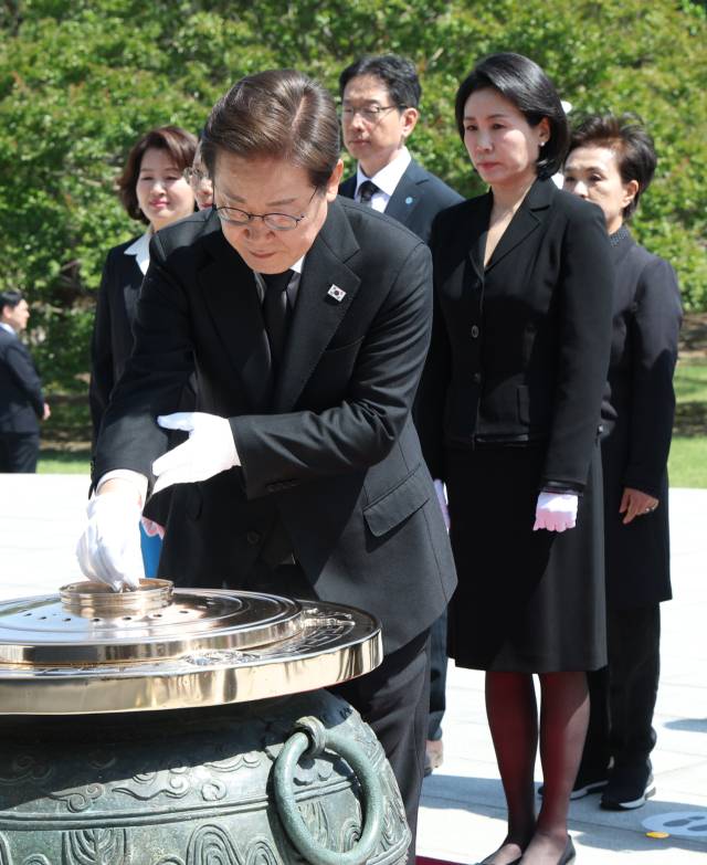 이재명 대통령이 4일 서울 동작구 국립서울현충원에서 현충탑을 참배하며 분향하고 있다. 연합뉴스