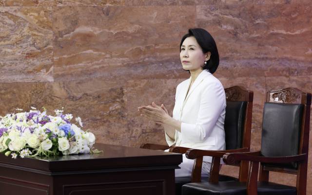 이재명 대통령의 부인 김혜경 여사가 4일 오전 국회 본청 로텐더홀에서 열린 제21대 대통령 취임 선서 행사에서 박수를 치고 있다. 오승현 기자