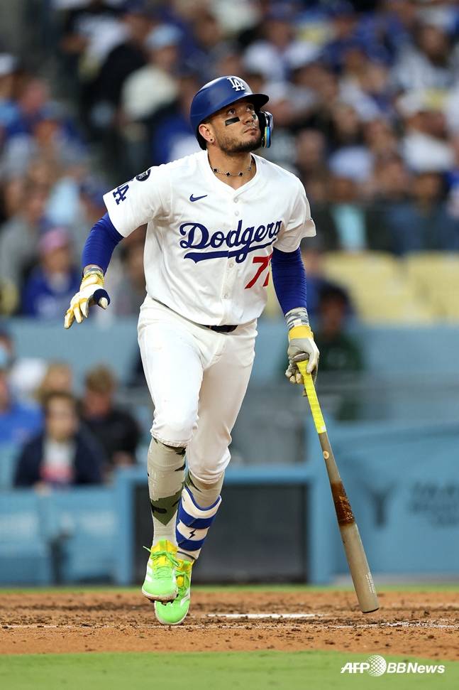 타구를 바라보는 로하스. /AFPBBNews=뉴스1