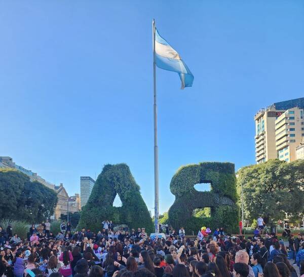 아르헨티나 부에노스아이레스의 유명한 건축물 오벨리스크 앞에서 스트레이 키즈 콘서트 개최를 염원하는 팬 모임이 개최됐다. 사진=야니나 씨 제공