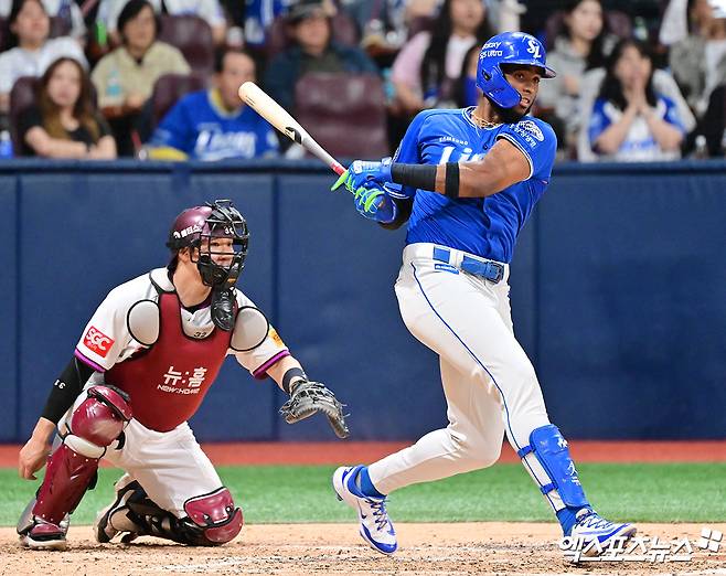 20일 오후 서울 구로구 고척스카이돔에서 열린 '2025 신한 SOL Bank KBO리그' 삼성 라이온즈와 키움 히어로즈의 경기, 6회초 2사 1,2루 삼성 디아즈가 1타점 적시타를 날리고 있다. 엑스포츠뉴스 DB