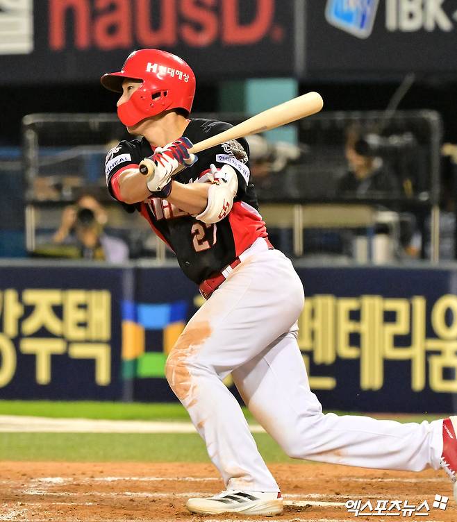 3일 오후 서울 송파구 잠실야구장에서 열린 '2025 신한 SOL Bank KBO리그' KIA 타이거즈와 두산 베어스의 경기, 9회초 1사 KIA 김호령이 좌전안타를 날리고 있다. 잠실, 김한준 기자