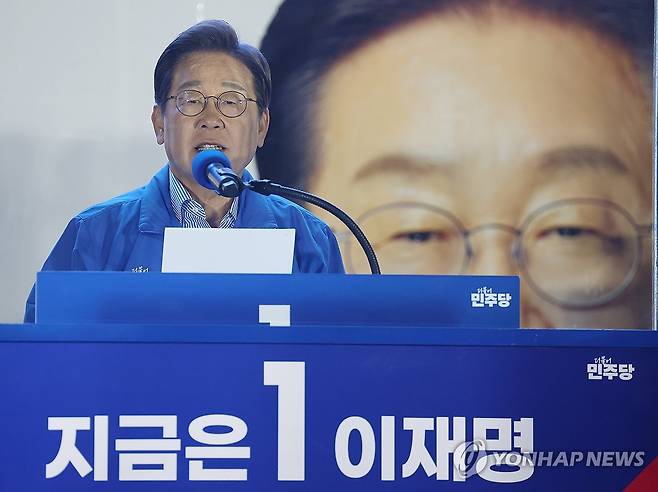 새로운 대한민국 약속하는 이재명 후보 (서울=연합뉴스) 김도훈 기자 = 더불어민주당 이재명 대선 후보가 선거를 하루 앞둔 2일 서울 여의도공원 마지막 유세에서 이 후보의 '빛의 혁명' 완성을 위한 승리에 대한 연설을 하고 있다. 2025.6.2 superdoo82@yna.co.kr