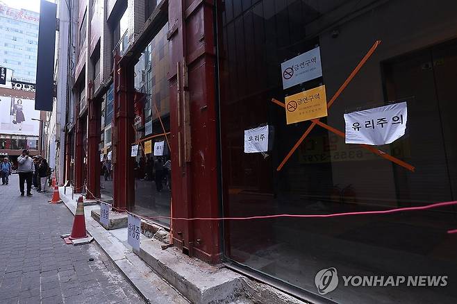 자영업자 감소 넉 달째…폐업 지원신청도 급증 (서울=연합뉴스) 서대연 기자 = 불황으로 자영업자 수가 4개월째 감소세를 보이는 한편 문을 닫는 자영업자도 늘어나며 정부에 폐업 지원을 신청한 건수가 이미 연간 목표치인 3만건에 육박하는 것으로 나타났다.
18일 통계청에 따르면 지난달 자영업자는 561만5천명으로 작년 같은 달보다 6천명 줄며 4개월 연속 감소세를 이어갔다. 또 올해 중소벤처기업부가 운영하는 '희망리턴패키지 원스톱폐업지원' 신청건수는 2만3천785건으로 작년 동기보다 64.2% 늘었다. 사진은 이날 서울 명동거리 한 공실 상가의 모습. 2025.5.18 dwise@yna.co.kr