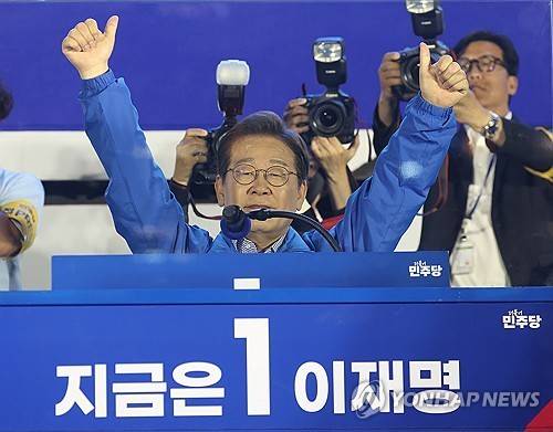 시민들에게 인사하는 이재명 후보 (서울=연합뉴스) 김도훈 기자 = 더불어민주당 이재명 대선 후보가 선거를 하루 앞둔 지난 2일 서울 여의도공원 마지막 유세에서 연설을 마친 뒤 시민들에게 인사하고 있다. 2025.6.2
superdoo82@yna.co.kr