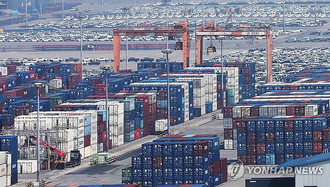 '트럼프 관세' 속 5월 수출 1.3%↓…미중 수출 8%대 감소 (평택=연합뉴스) 홍기원 기자 = 한국의 5월 수출이 작년보다 1.3% 감소하면서 수출 증가율이 4개월 만에 마이너스로 떨어졌다.
핵심 주력 상품인 반도체 수출은 역대 5월 최고치를 기록해 양호했지만, 미국의 관세 부과 영향에 자동차를 중심으로 한 대미 수출이 전달에 이어 감소했다.
사진은 1일 경기도 평택항에 컨테이너가 쌓여 있는 모습. 2025.6.1 xanadu@yna.co.kr