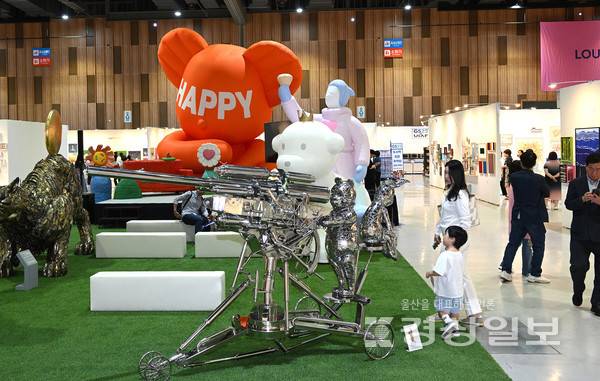 '2025울산국제아트페어'(UiAF2025)가 국내외 80여개 갤러리와 400여 명의 작가가 참여한 가운데, 5일 울산 울주군 삼남읍 울산전시컨벤션센터(UECO)에서 개막해 8일까지 나흘간 펼쳐진다. 김경우기자 woo@ksilbo.co.kr