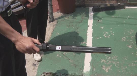 보통 미집행자들이 주거지에 숨어있다보니, 흉기 등 소지할 수 있어 체포 직전 검거팀은 호신용품 장비 등을 점검한다.