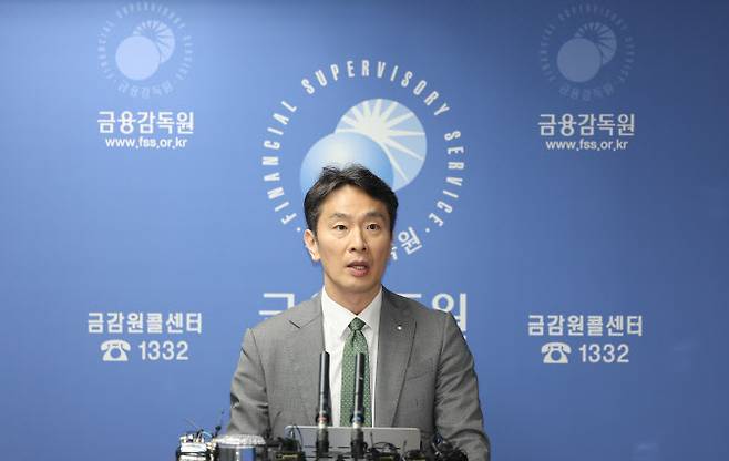 이복현 금융감독원장이 24일 서울 영등포구 금융감독원에서 열린 자본시장 현안 브리핑에서 발언하고 있다.(사진=연합뉴스)