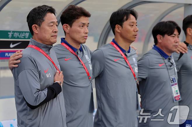 이민성 U-22 대표팀 감독이 5일 오후 경기도 용인미르스타디움에서 열린 하나은행 초청 U-22 축구국가대표팀 친선경기 대한민국과 호주의 경기에서 애국가 연주에 염기훈 코치 등과 어깨를 걸고 있다. 2025.6.5/뉴스1 ⓒ News1 박정호 기자