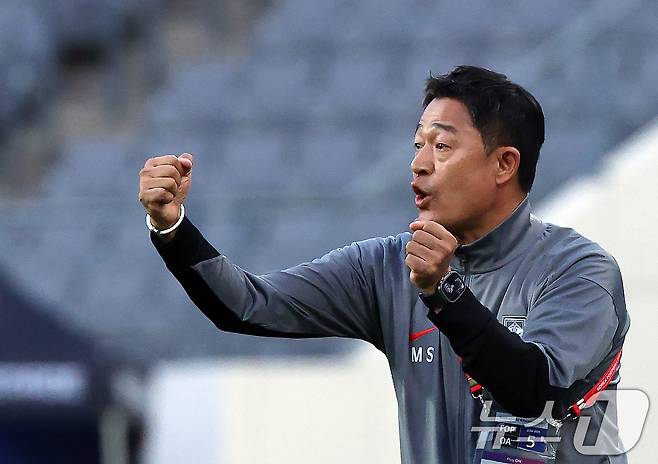 이민성 U-22 대표팀 감독이 5일 오후 경기도 용인미르스타디움에서 열린 하나은행 초청 U-22 축구국가대표팀 친선경기 대한민국과 호주의 경기에서 작전 지시를 하고 있다. 2025.6.5/뉴스1 ⓒ News1 박정호 기자