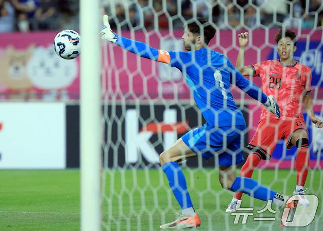 5일 오후 경기도 용인미르스타디움에서 열린 하나은행 초청 U-22 축구국가대표팀 친선경기 대한민국과 호주의 경기에서 대한민국 이승준의 슛이 아쉽게 골대를 벗어나고 있다. 2025.6.5/뉴스1 ⓒ News1 박정호 기자
