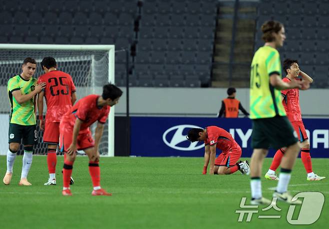 5일 오후 경기도 용인미르스타디움에서 열린 하나은행 초청 U-22 축구국가대표팀 친선경기 대한민국과 호주의 경기에서 0대 0 무승부로 종료되자 선수들이 아쉬워 하고 있다. 2025.6.5/뉴스1 ⓒ News1 박정호 기자