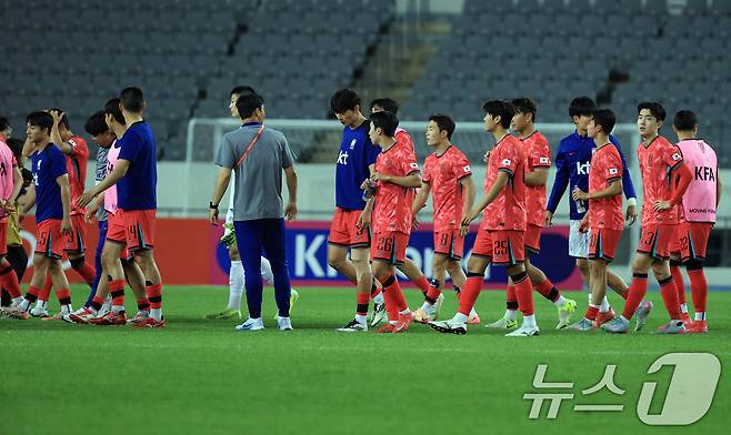 5일 오후 경기도 용인미르스타디움에서 열린 하나은행 초청 U-22 축구국가대표팀 친선경기 대한민국과 호주의 경기에서 0대 0 무승부로 마친 대한민국 선수들이 아쉬워하며 피치를 떠나고 있다. 2025.6.5/뉴스1 ⓒ News1 박정호 기자