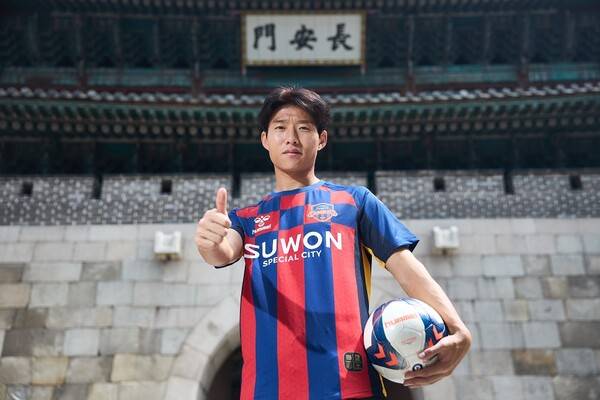 수원FC에 합류해 연고지 명소인 장안문 앞에서 사진을 찍은 안현범. 사진┃수원FC