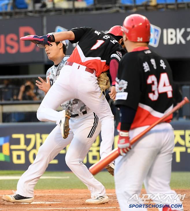 3회초 2사 1,3루 KIA 박찬호가 폭투를 틈타 홈을 노렸지만 슬라이딩조차 해보지 못하고 그대로 태그 아웃 당했다. 잠실=박재만 기자 pjm@sportschosun.com