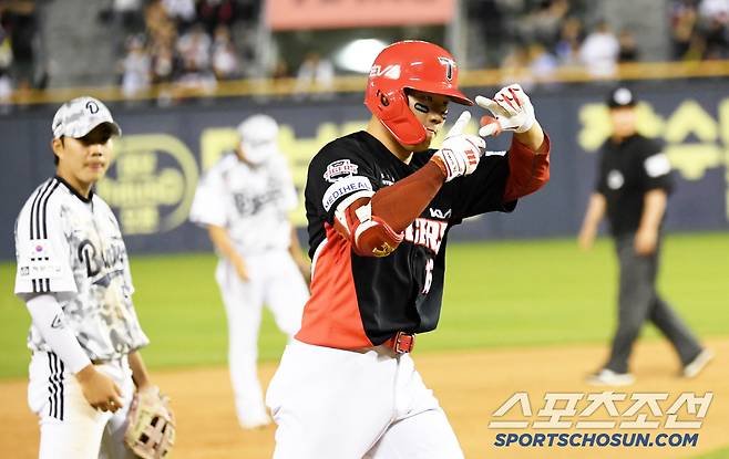 9회 승부의 쐐기를 박는 투런포를 터뜨린 최원준.