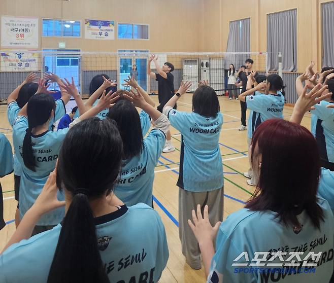 토스 강의를 받고 있는 창덕여중 학생들. 정동=이종서 기자