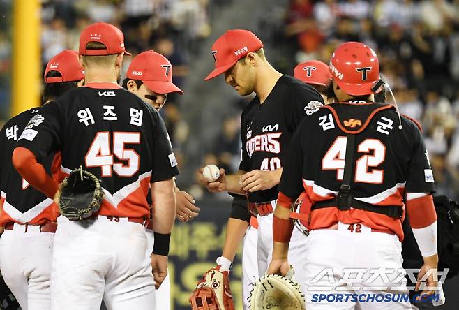 피하기 힘들었던 강습 타구 모두가 마운드에 모여 선발 네일을 걱정했다. 잠실=박재만 기자 pjm@sportschosun.com