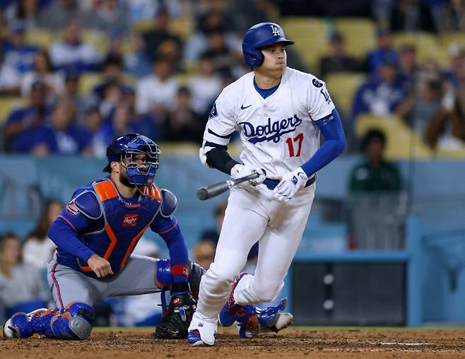 오타니가 5일(한국시각) 뉴욕 메츠전서 8회말 안타를 터뜨리고 있다. AFP연합뉴스