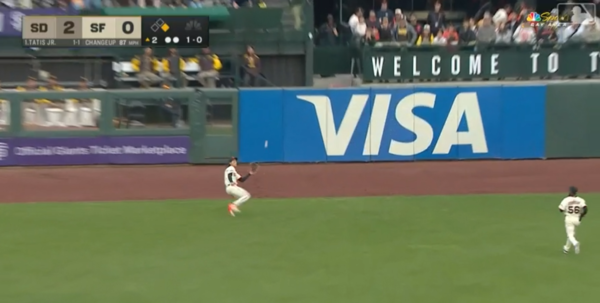 이정후의 호수비 장면. ⓒmlb.com